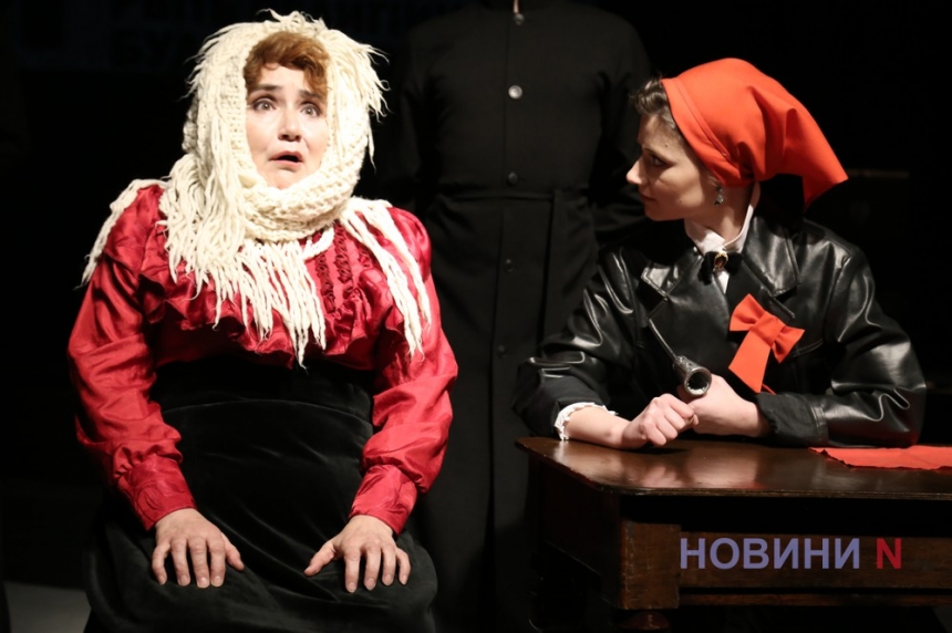 «Дирижер Ангелов»: в николаевском театре прошла премьера спектакля о жизни автора «Щедрика» (фоторепортаж)