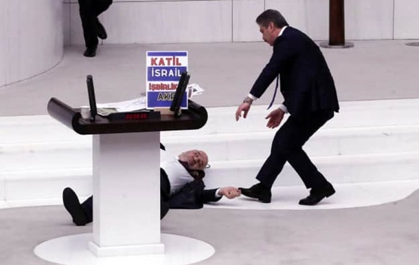 У парламенті Туреччини в депутата стався серцевий напад: парламентарій помер