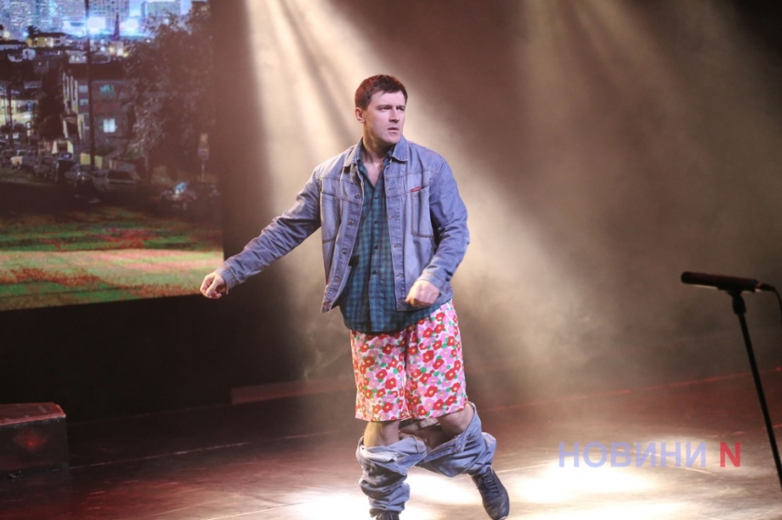 Мужики не танцуют стриптиз: в Николаеве показали эпатажную комедию (фоторепортаж)