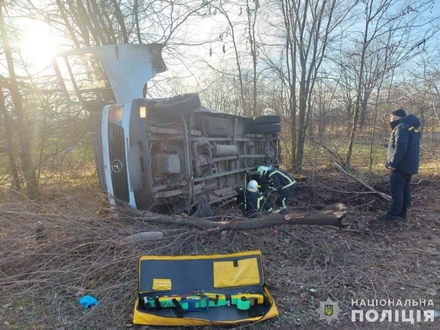 В Николаевской области «Мерседес» слетел в кювет и перевернулся — водитель погиб