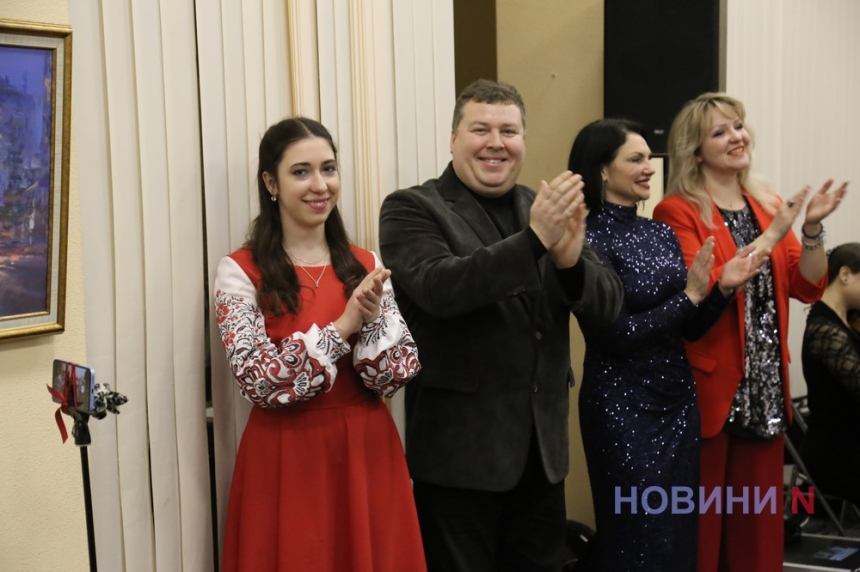  Для николаевской публики сыграли «Новогодний хит-парад» (фоторепортаж)