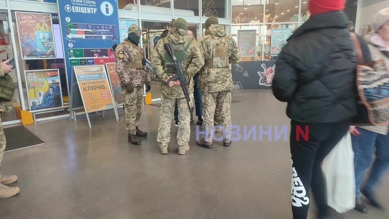 Миколаївські військкоми стали районними комендантами: мають право зупиняти авто та перевіряти документи