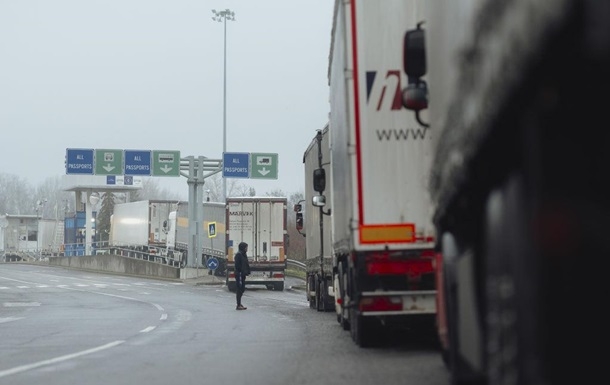 На границах Украины фиксируют рекордные очереди грузовиков