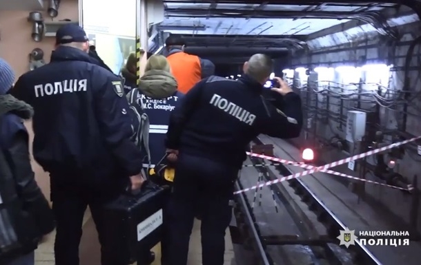 Полиция показала «реку» в киевском метро