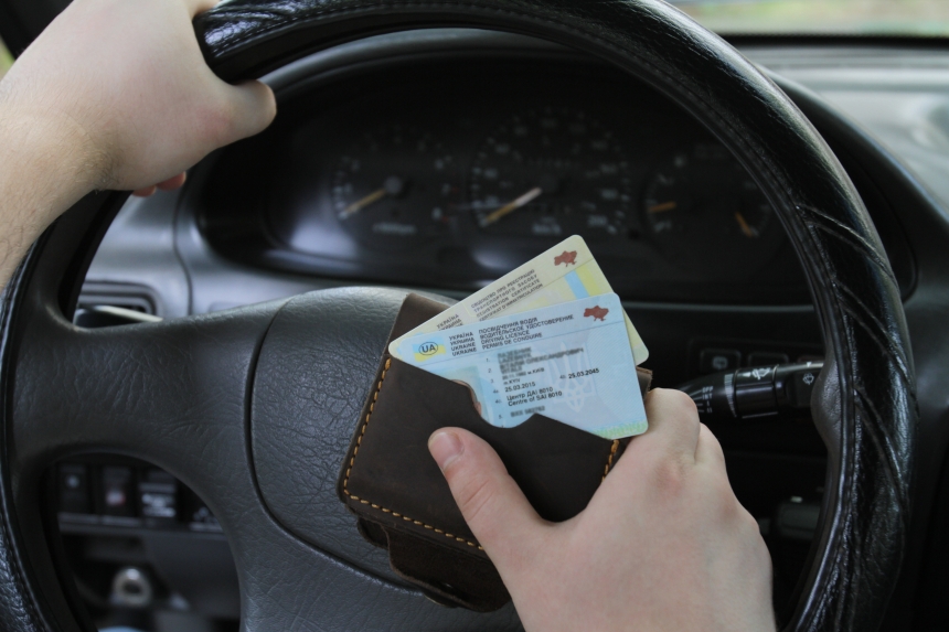 Чудо-педали: в Украине разоблачили схему получения удостоверения водителя за 450 долларов