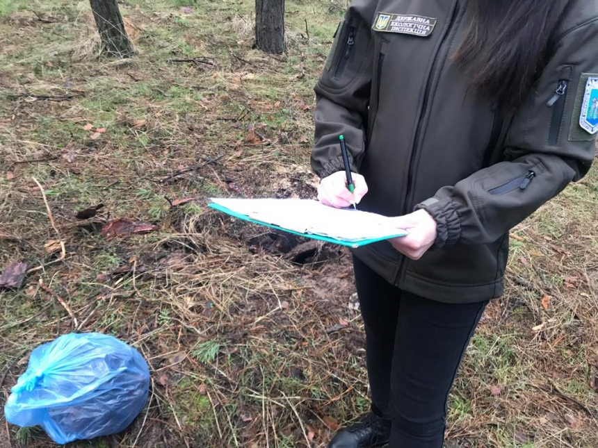 На Миколаївщині оштрафували жінку, яка виносила сміття до лісу