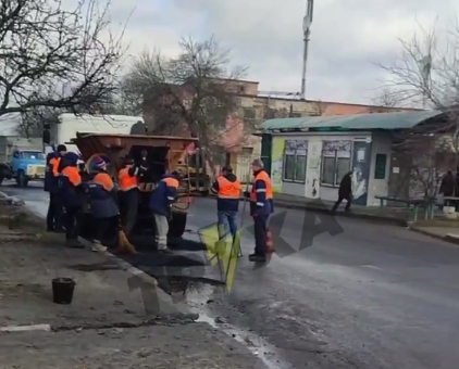 Ремонт доріг по-миколаївськи: асфальт укладають у калюжі з водою (відео)