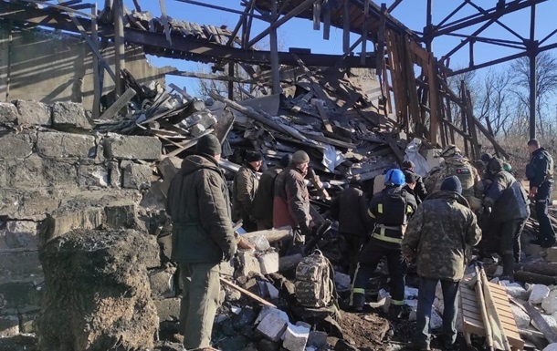 Шахты Торецка подверглись бомбовым ударам: есть погибшие