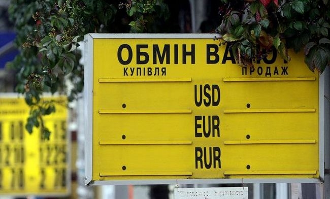 В Україні долар та євро встановили нові історичні максимуми