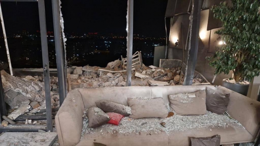 В нескольких районах Киева обломки дронов упали на жилые дома: возник пожар, есть пострадавшие