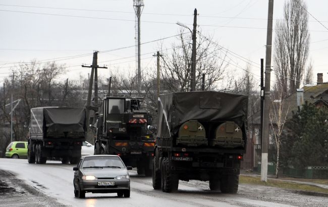 Окупанти перекидають із РФ нові колони військової техніки та готують провокації (відео)