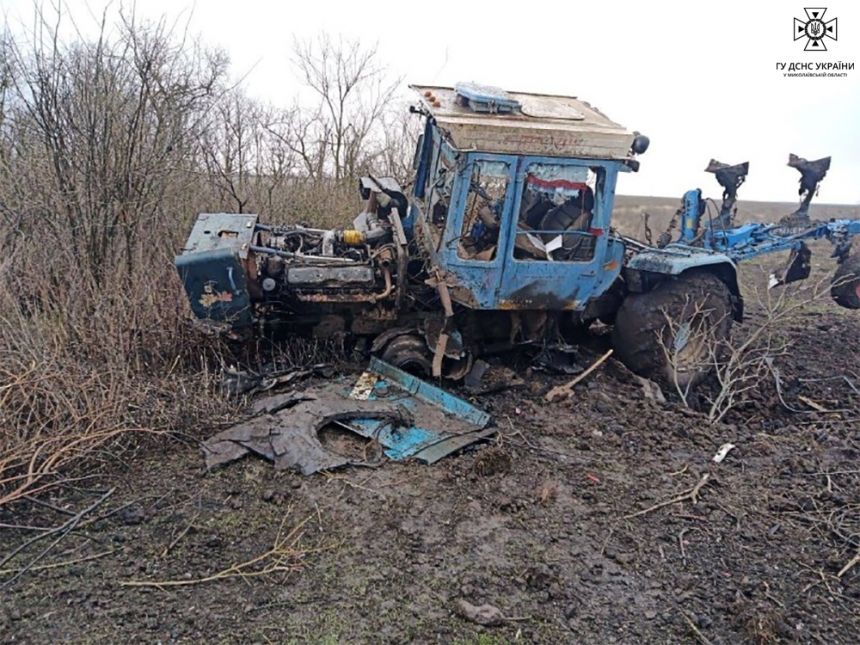 В Николаевской области трактор в поле подорвался на мине
