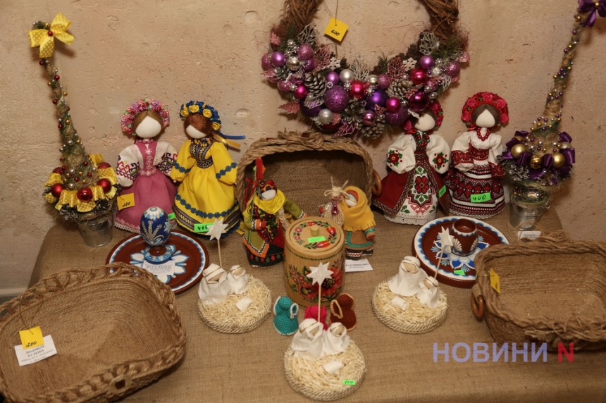 «Рождественская Звезда»: в николаевской библиотеке открылась выставка работ мастеров Николаевщины (фоторепортаж)