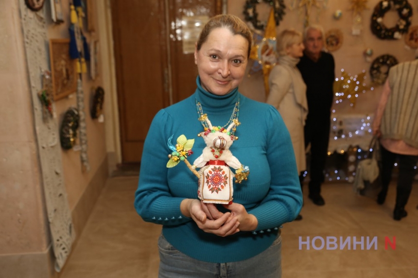 «Різдвяна зірка»: у миколаївській бібліотеці відкрилася виставка робіт майстрів Миколаївщини (фоторепортаж)