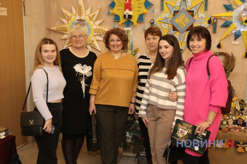«Рождественская Звезда»: в николаевской библиотеке открылась выставка работ мастеров Николаевщины (фоторепортаж)