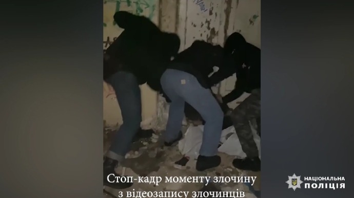 Семеро подростков избили и зарезали бездомную в Днепре - процесс снимали на видео