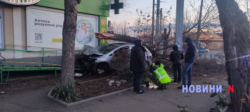 У Миколаєві Mazda збила пішохода та врізалася в аптеку, водій втік