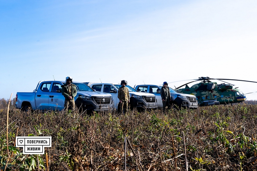 Для миколаївської бригади морській авіації передали 8 пікапів