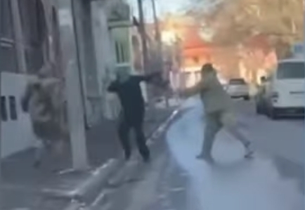 В Черновцах сотрудник ТЦК ударил мужчину прикладом автомата (видео)