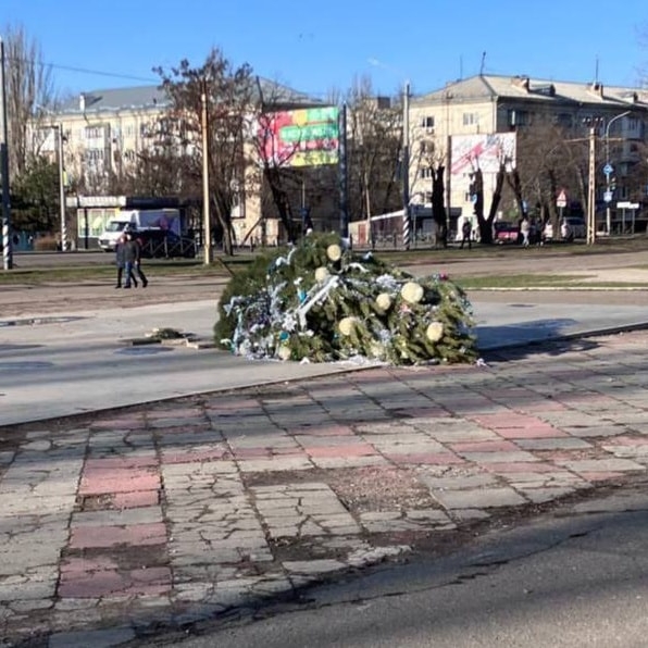 В Николаеве упала новогодняя елка