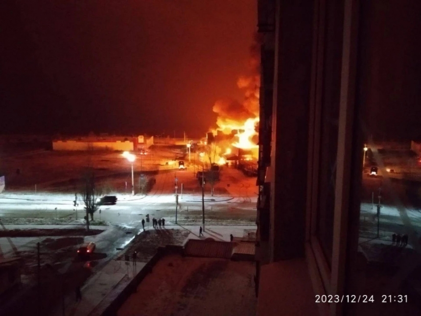 В Горловке после «прилета» пылает торговый центр (видео)
