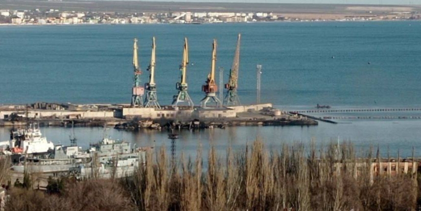 Появилось видео момента удара по российскому кораблю в порту Феодосии