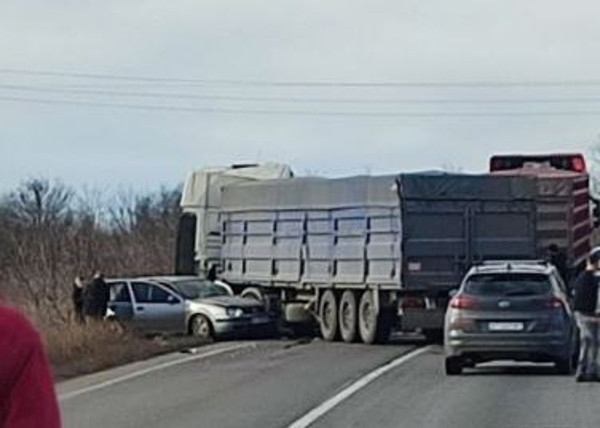 На трасі Миколаїв – Одеса зіткнулися дві фури та легковик: постраждала вагітна (відео)