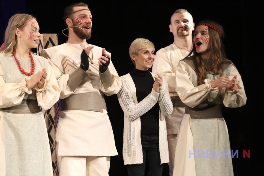  Катигорошек против викингов: на сцене Николаевского театра показали яркий мюзикл (фоторепортаж)