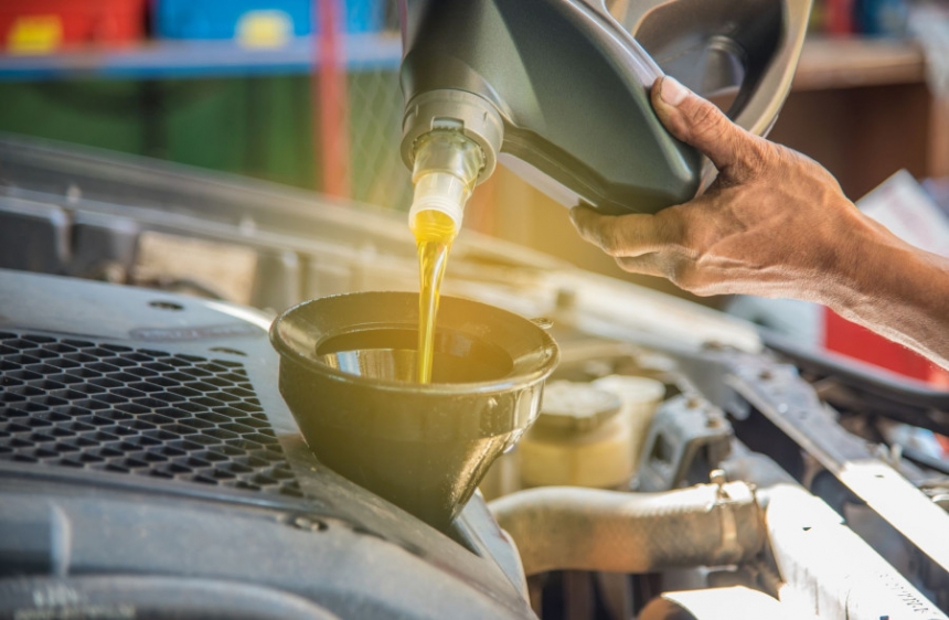 Эксперты назвали причину, почему моторное масло нужно менять не реже раза в год