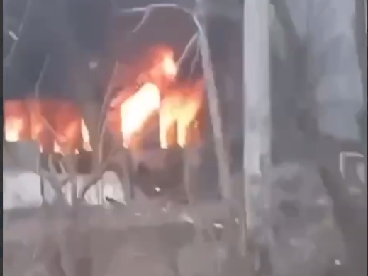 В Днепре части ракеты упали на роддом — начался пожар (видео)