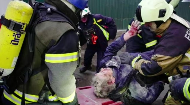 В Киеве достали еще два тела из-под завалов после удара РФ