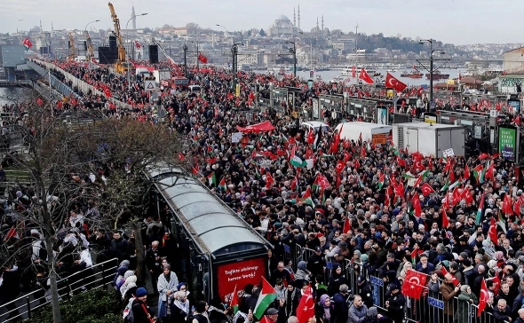 На марш на підтримку Палестини в Стамбулі вийшли десятки тисяч людей