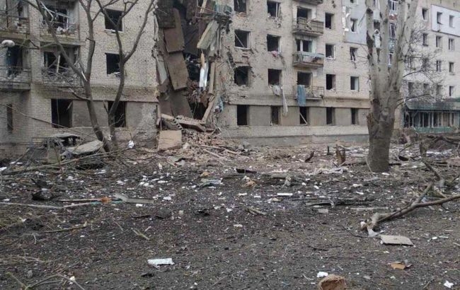 Россияне бомбами атаковали Орехов: разрушен целый подъезд, есть раненая