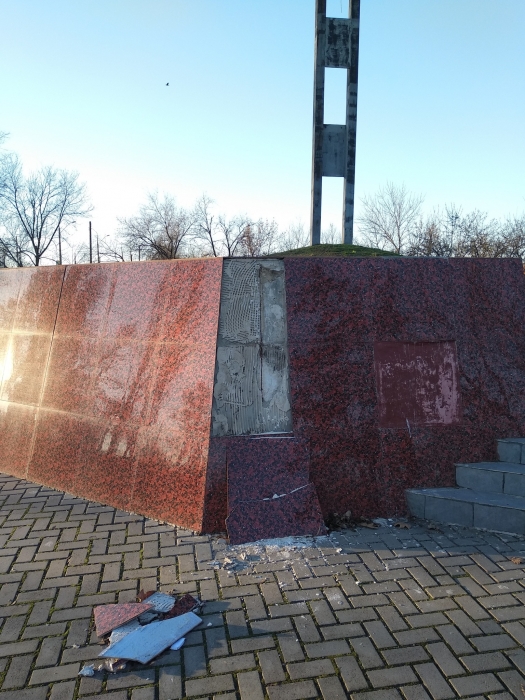 У Миколаєві тріскотить по швах пам'ятник жертвам Голодомору (фото)