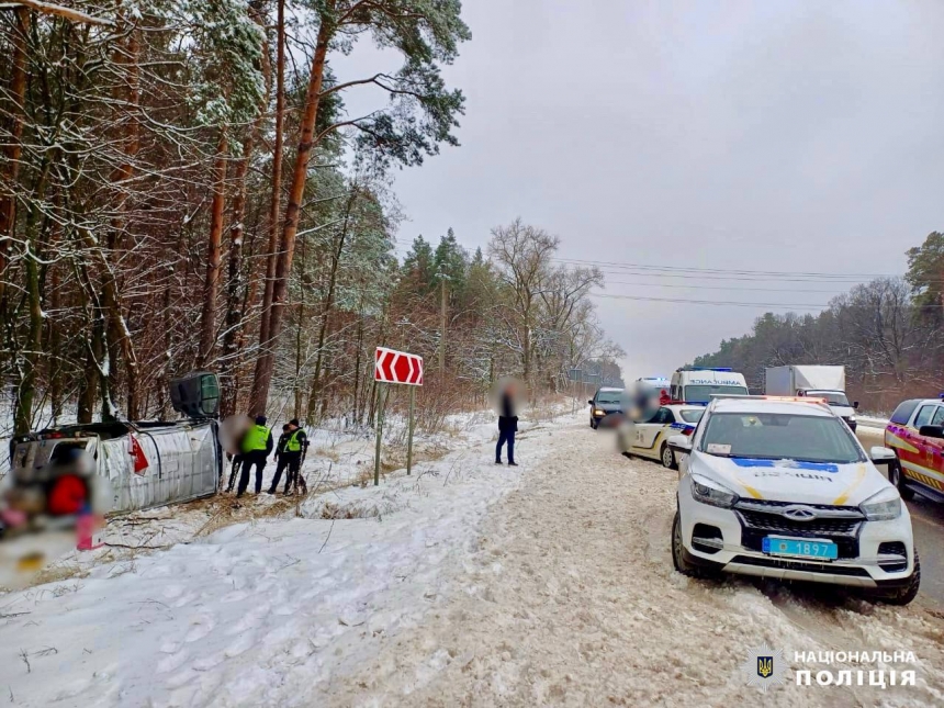 Под Киевом микроавтобус взлетел в кювет: среди пострадавших подросток