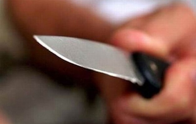 Житель Миколаєва на вулиці вдарив ножем у груди знайомого