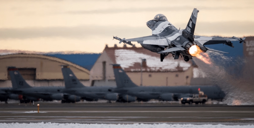 Дания на несколько месяцев откладывает передачу Украине F-16, — СМИ