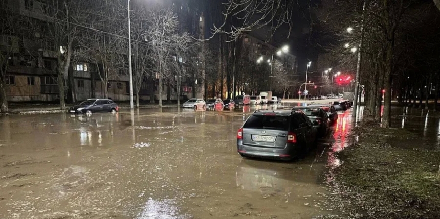 У Києві затопило вулицю: у КМДА повідомили, що це не каналізація, а водопровід (фото, відео)