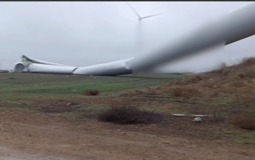 На Одещині «здуло» вітрогенератор (відео)