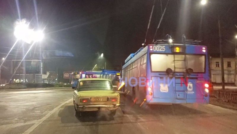 В центре Николаева из-за троллейбуса возник затор (видео)