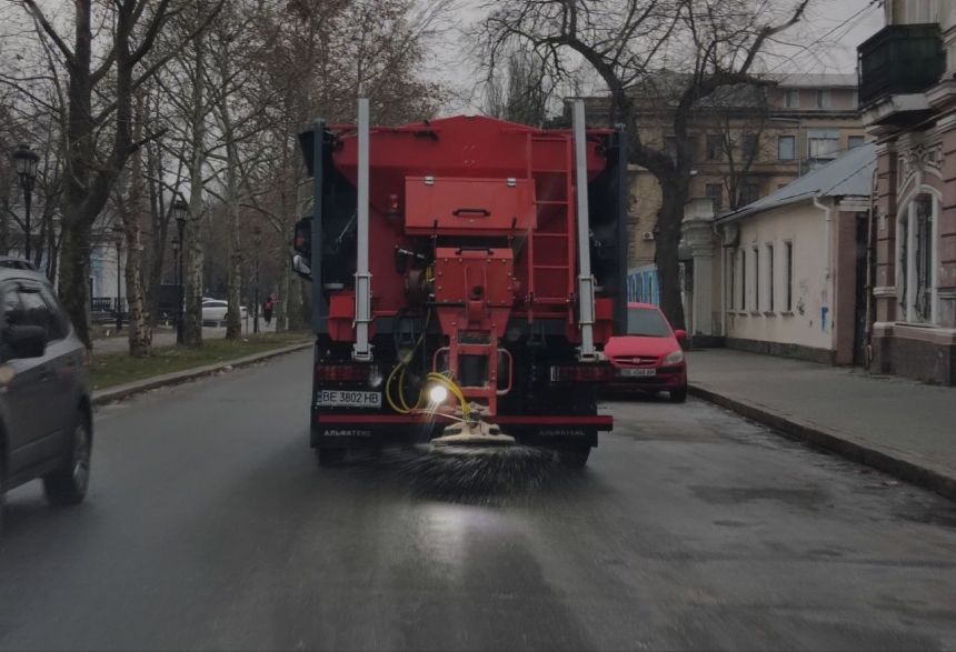 Непогода в Николаеве: на дороги высыпали 105 тонн реагентов