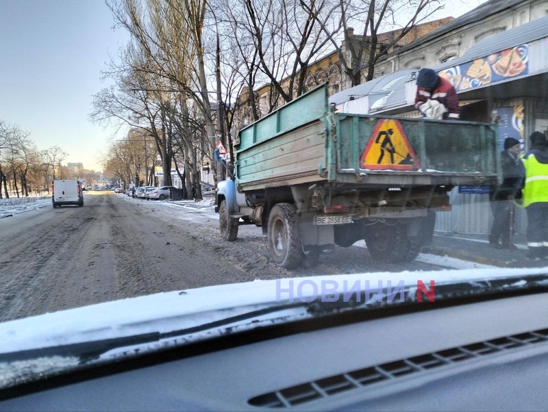 Снег и гололед в Николаеве: на дорогах «каша», но коллапса нет (фото)