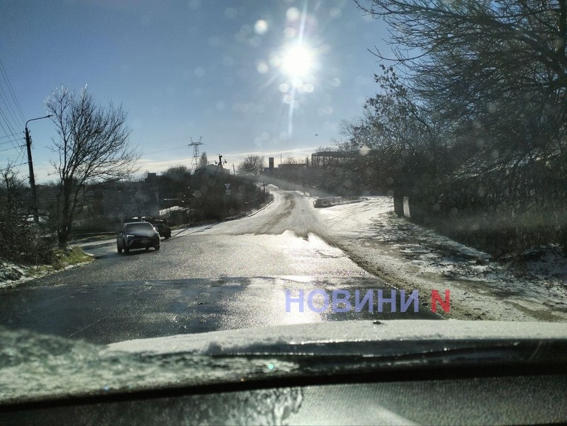 Сніг та ожеледиця в Миколаєві: на дорогах «каша», але колапсу немає (фото)