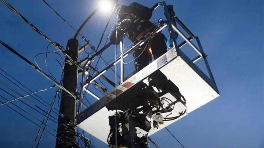 Повалено понад 300 опор: у Миколаївській області продовжують відновлювати електропостачання
