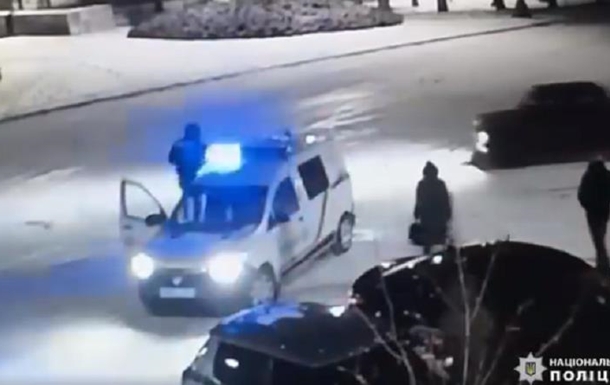 На Київщині п'яний водій наїхав на поліцейського (відео)