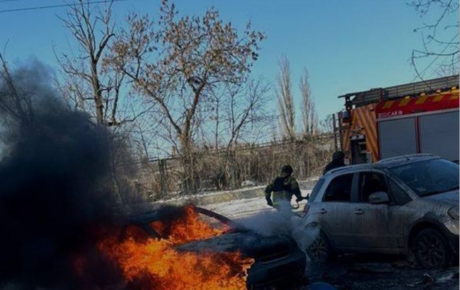 Росіяни обстріляли Херсон, спалахнув автомобіль: двоє загиблих