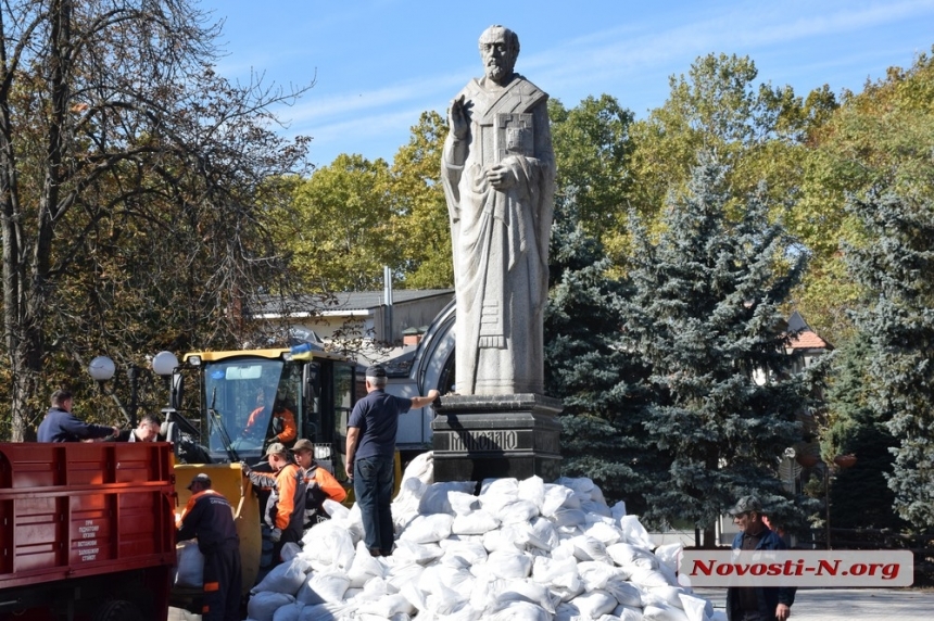 «Буде як нова», - начальник управління культури про статую Святого Миколая у Каштановому сквері