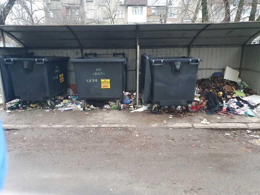 Пока коммунальщики решают, где чьи «зоны ответственности», двор в Николаеве «тонет» в мусоре