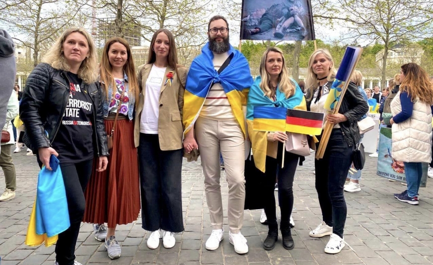 На украинских активистов подали в суд в Германии из-за критики российской певицы