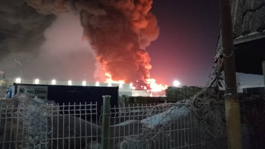 У Санкт-Петербурзі спалахнула потужна пожежа, що горить склад на площі 50 000 м² (відео)